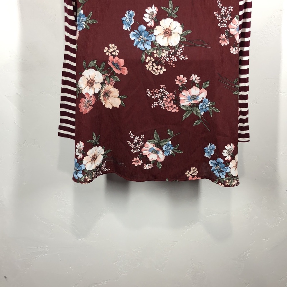Betsey’s Boutique Shop red floral top size large - Picture 7 of 9